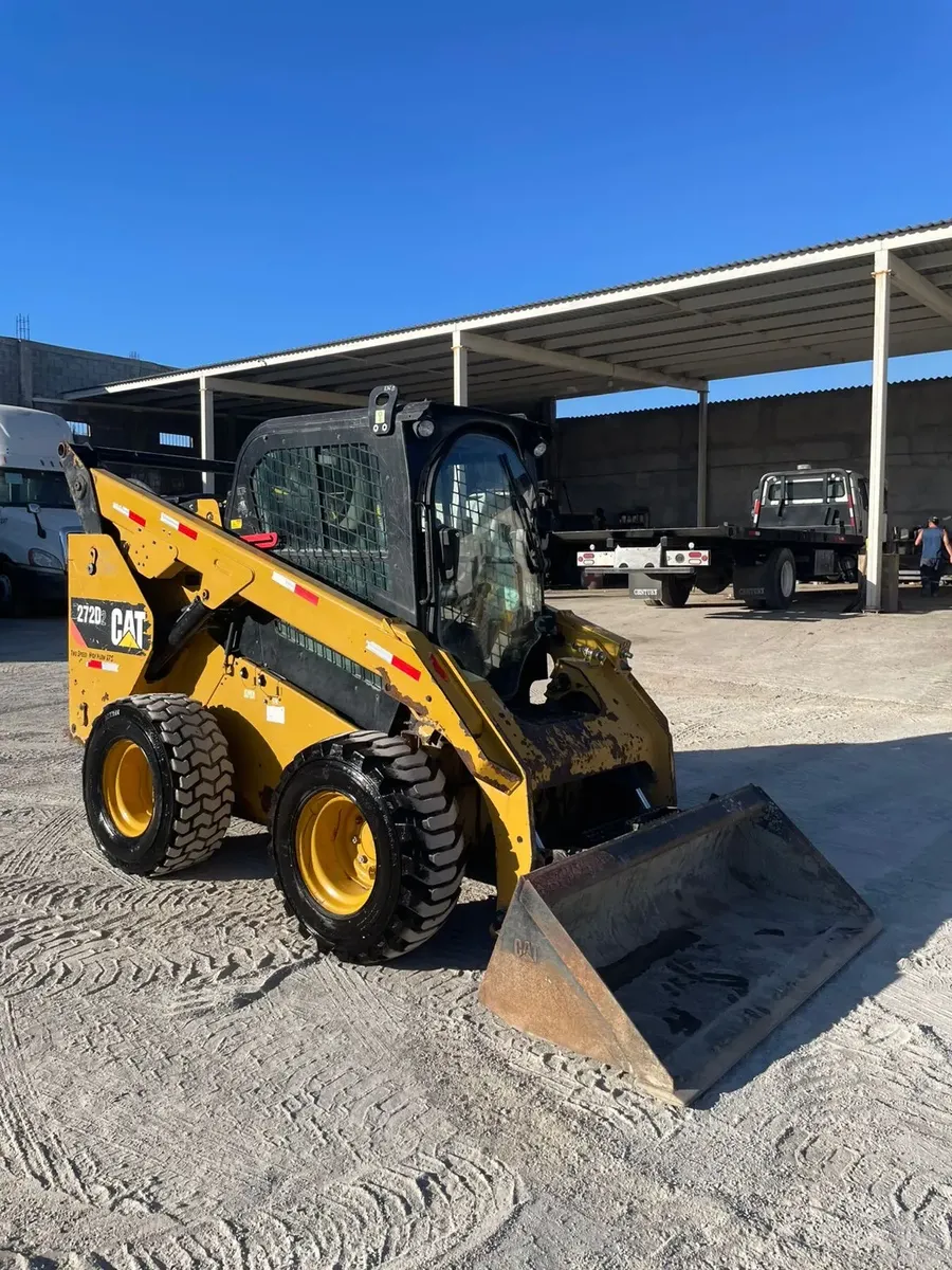 Caterpillar 272D en terreno - Mini cargador de oruga
