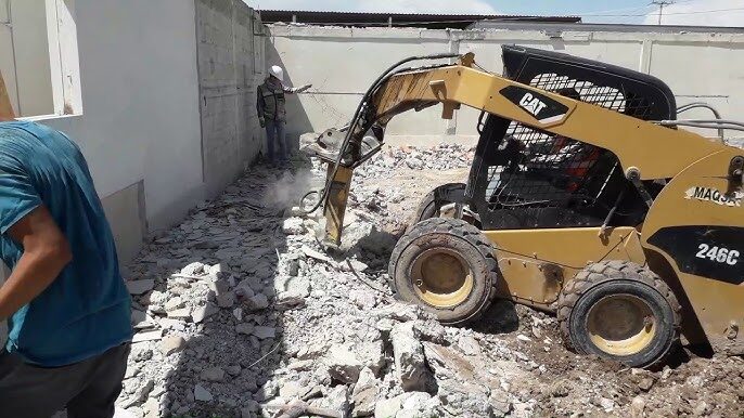 Mini cargador en demolición - Servicio profesional