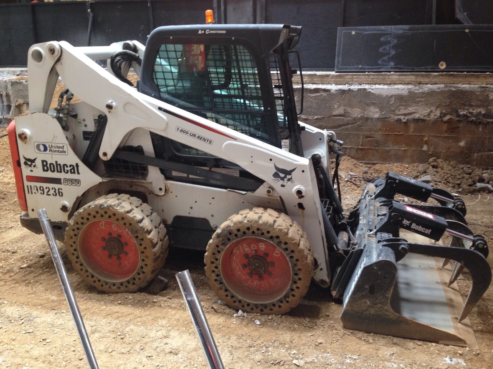 Bobcat S650 en excavación - Movimiento de tierra Monterrey